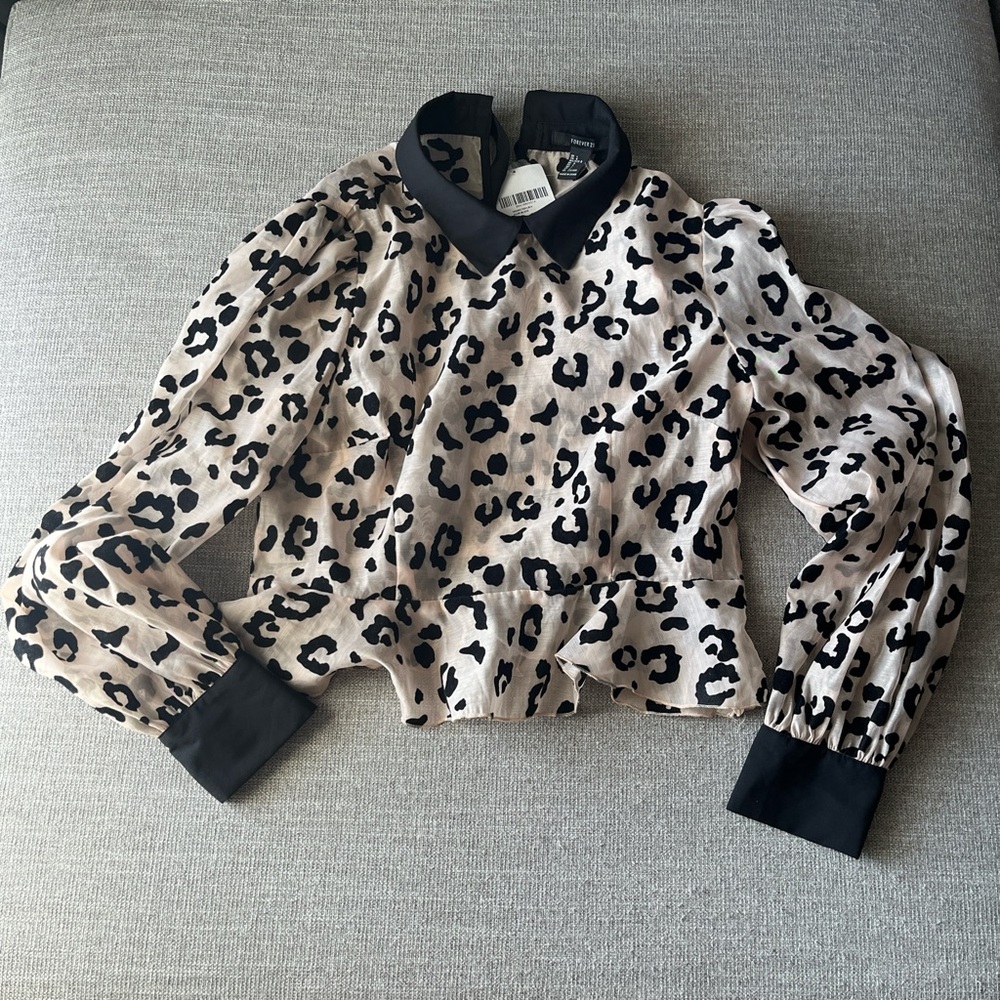 DAMAGED ZIPPER: Forever 21 Leopard Print Blouse with Black Collar BRAND NEW
